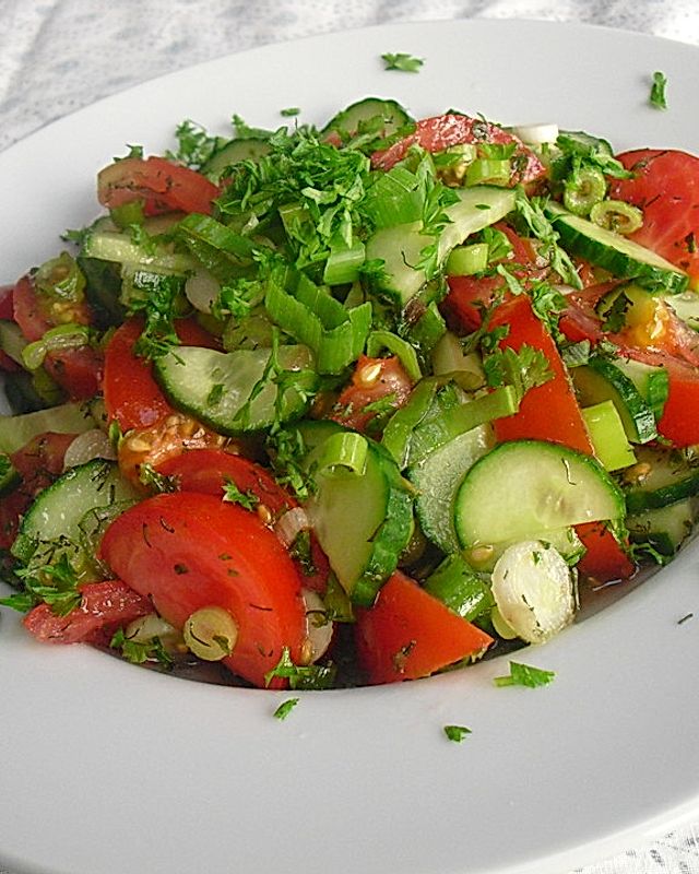 Tomaten-Gurken Salat mit Dill und Petersilie