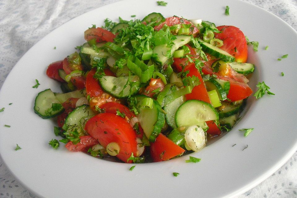 Tomaten-Gurken Salat mit Dill und Petersilie