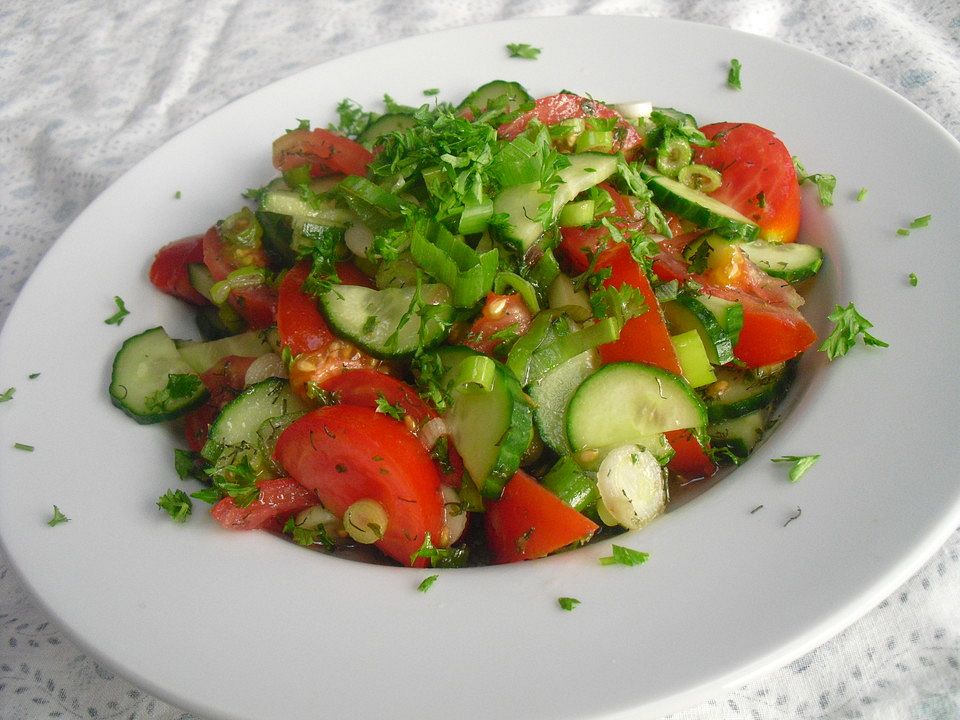 Tomaten-Gurken Salat mit Dill und Petersilie von Bentson| Chefkoch