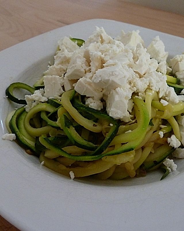Zucchini-Spaghetti mit Zitronensaft und Feta