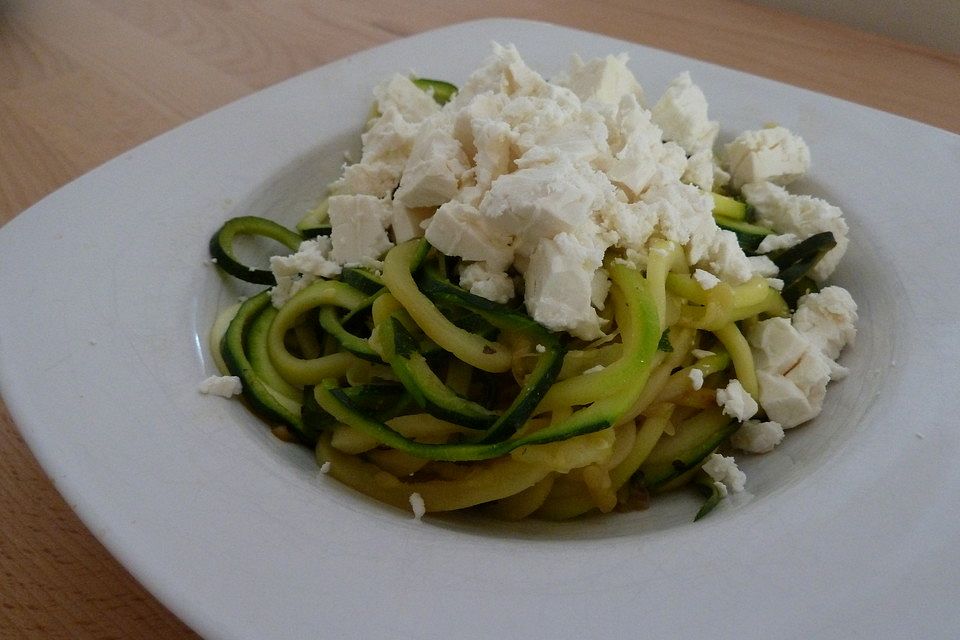 Zucchini-Spaghetti mit Zitronensaft und Feta