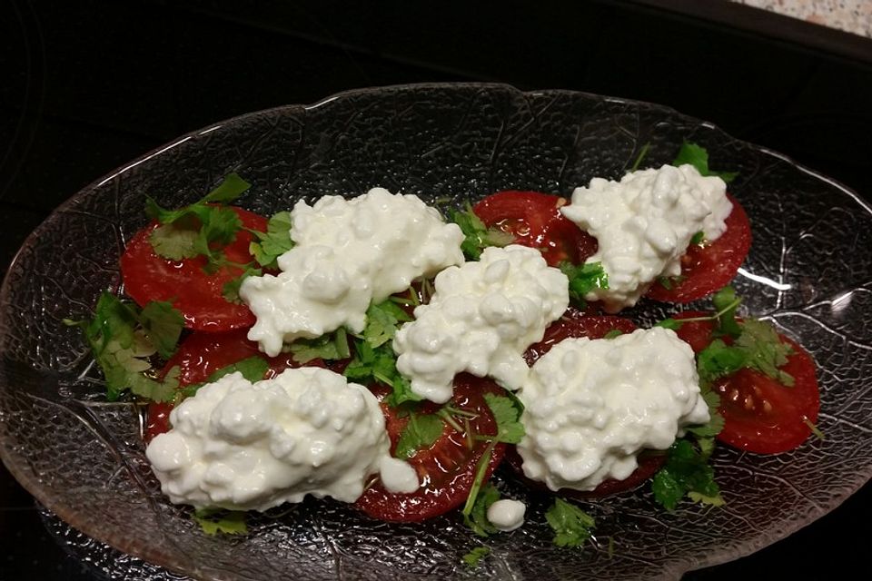 Tomatensalat mit Hüttenkäsenocken