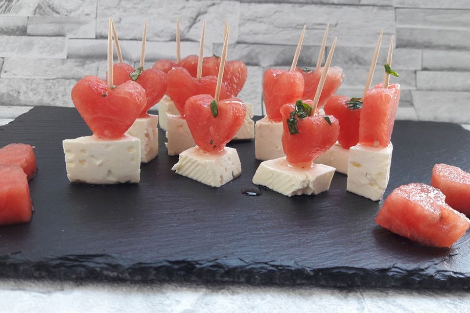 Wassermelonen-Feta-Spieße mit Minze-Zitronen-Dressing