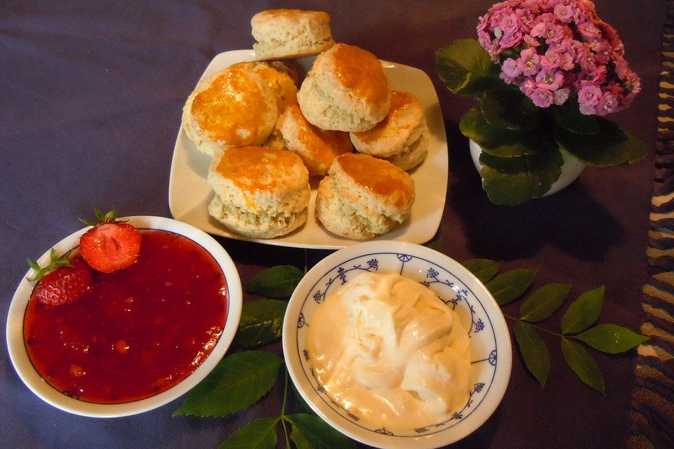 Scones mit clotted cream und frischer Erdbeermarmelade