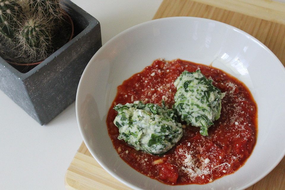 Spinatknödel mit Tomatensauce