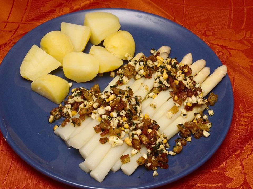 Stangenspargel mit Kräuter-Ei-Bröseln von Tatunca| Chefkoch