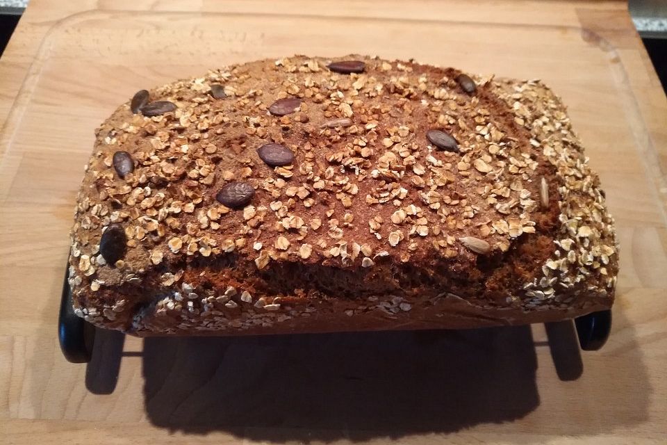 Weizenvollkornbrot mit Maisgrieß und Körnern