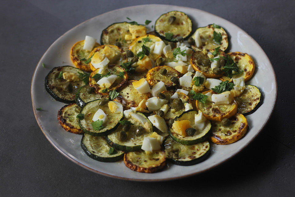 Tapas - Gebackene Zucchini mit Basilikum-Kapern-Ei-Salsa