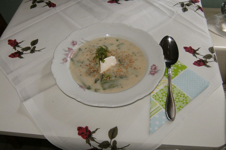 Kohlrabicremesuppe mit Zuckerschoten und Sesam