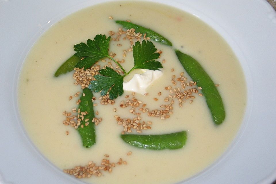 Kohlrabicremesuppe mit Zuckerschoten und Sesam