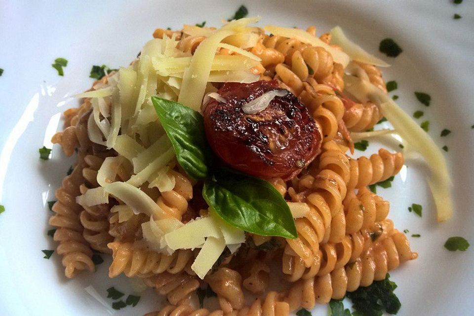 Cremige Pasta mit Tomaten und Basilikum