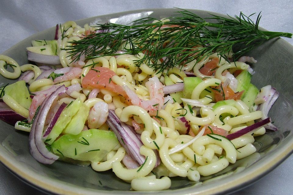 Skandinavischer Nudelsalat mit Senf-Honig-Vinaigrette