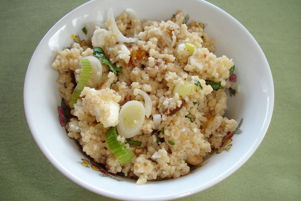 Couscous mit Datteln, Walnüssen und Feta