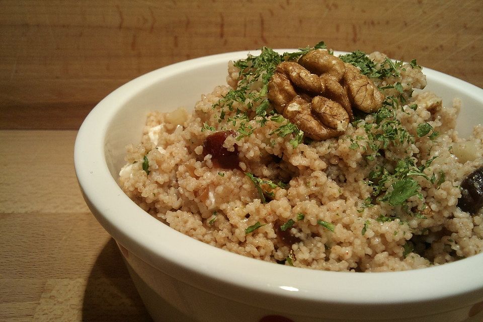 Couscous mit Datteln, Walnüssen und Feta