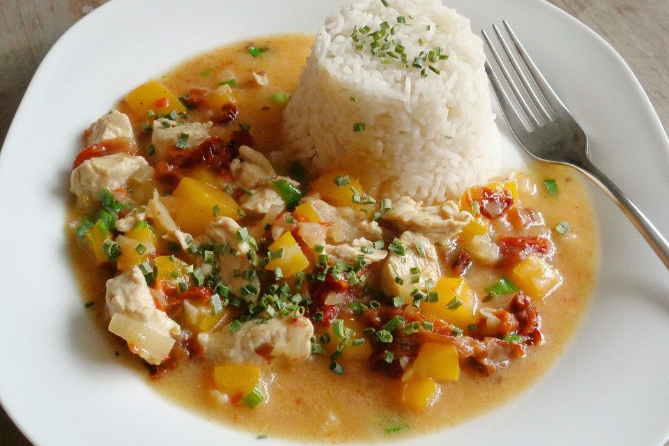 Putengeschnetzeltes mit getrockneten Tomaten, Paprika und Frühlingszwiebeln