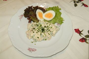 Fleischsalat mit gekochten Eiern und Erbsen
