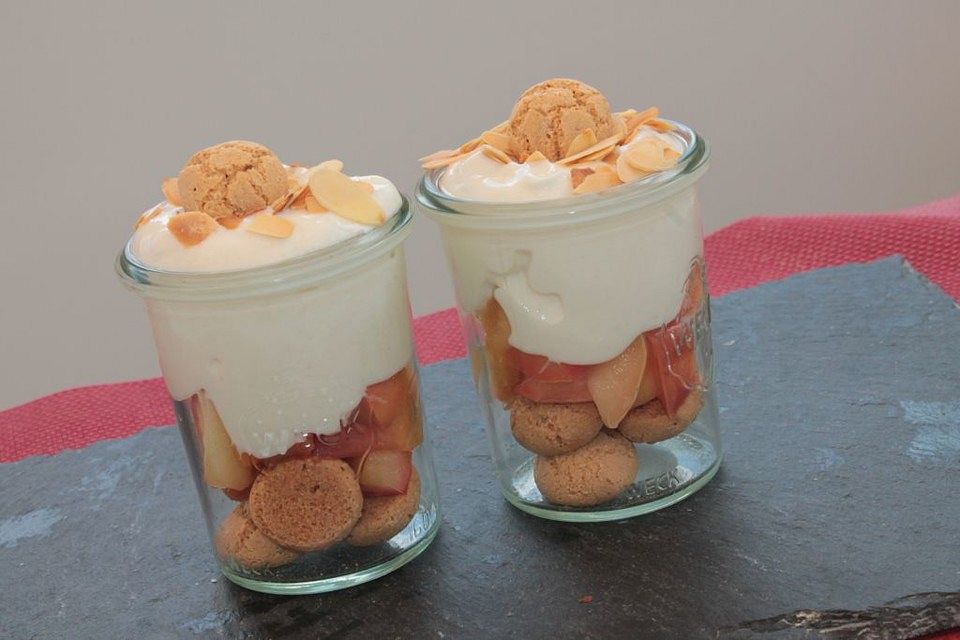 Tiramisu im Glas mit Amarettini und Apfel