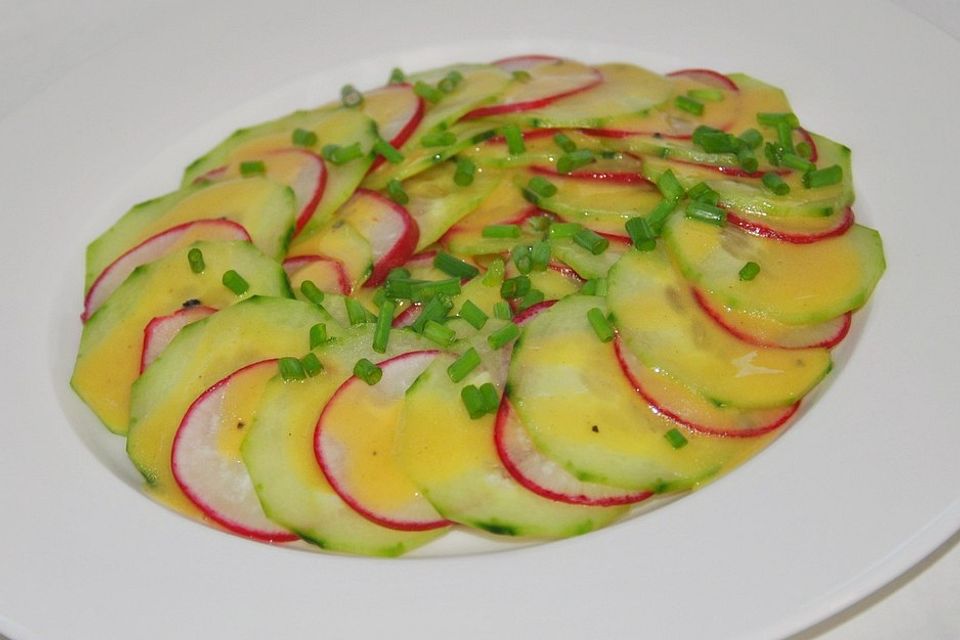 Gurken-Radieschen-Carpaccio mit Senfsauce und Radieschengrün