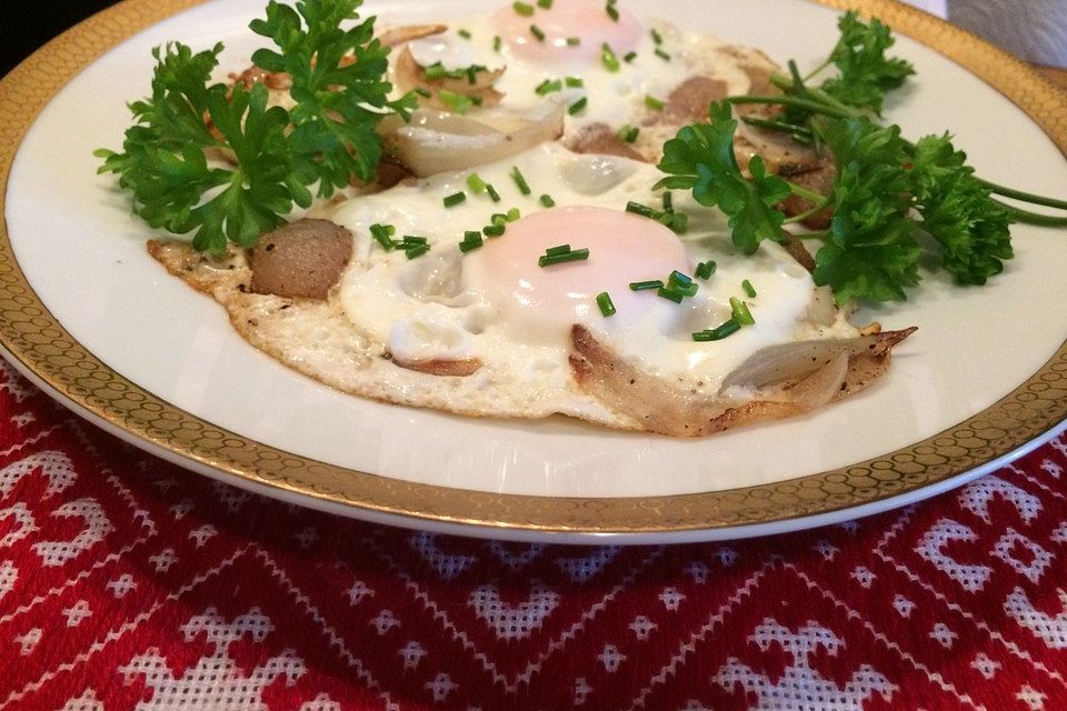 Ukrainisches Spiegelei mit Salo und Zwiebeln