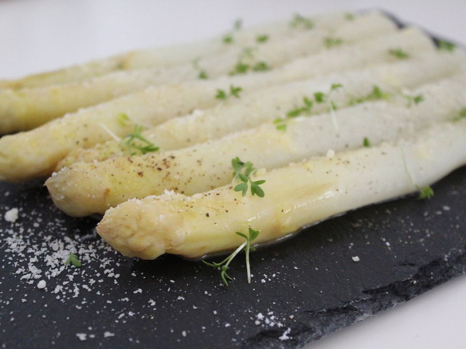 Weißer Spargel mit Butter und Parmesan von ManuGro | Chefkoch