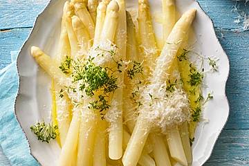 Weißer Spargel mit Butter und Parmesan
