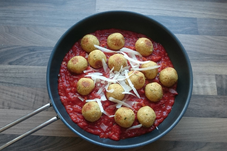 Quinoa-Kichererbsen-Bällchen in Tomatensauce