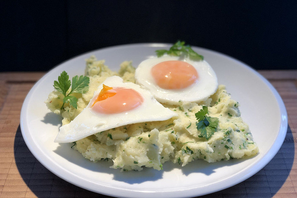 Wachsweiche Eier mit Kräuter-Kartoffelstampf