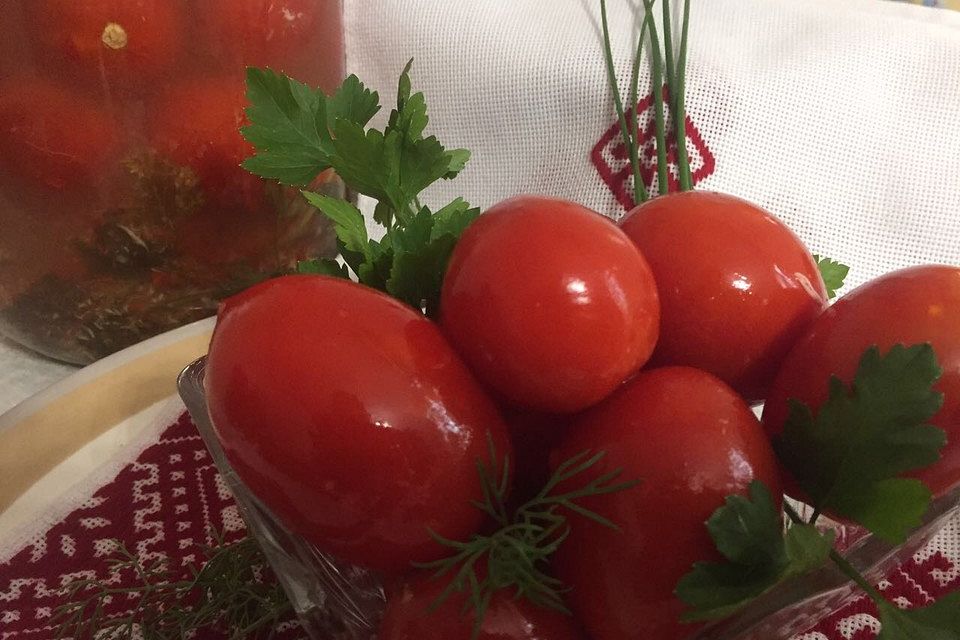 Saure eingelegte Tomaten mit Meerretich