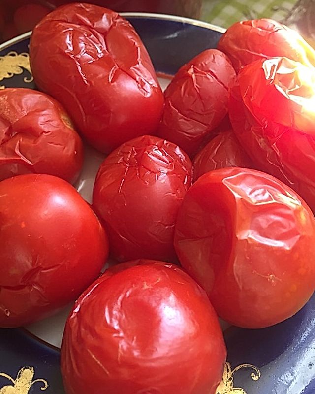 Saure eingelegte Tomaten mit Meerretich