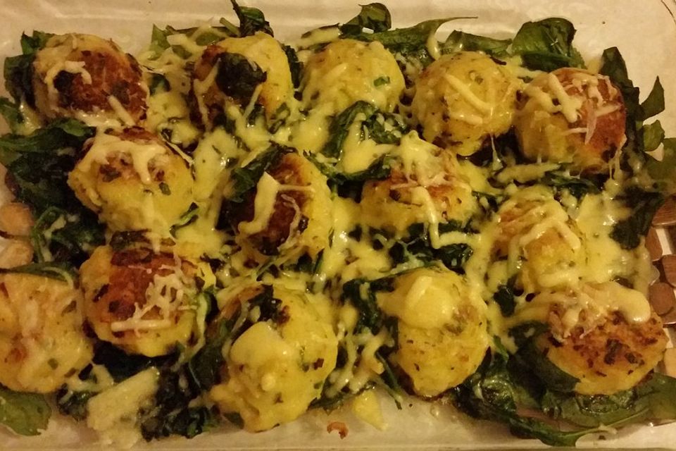 Käse-Kartoffel-Knödel auf Spinatbett