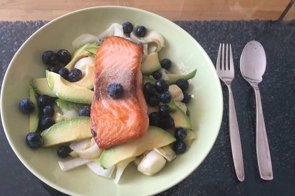 Lauwarmer Chicorée-Salat mit kross gebratenem Lachs, Kapern, Avocado und Blaubeeren