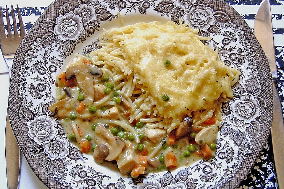 Geflügelragout mit Nudelkruste