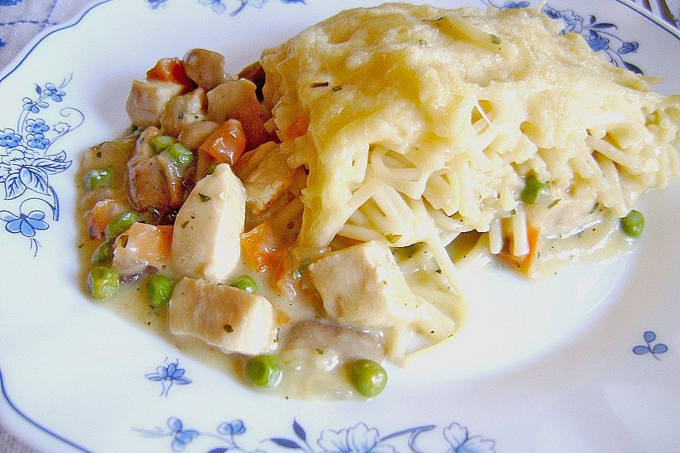 Geflügelragout mit Nudelkruste