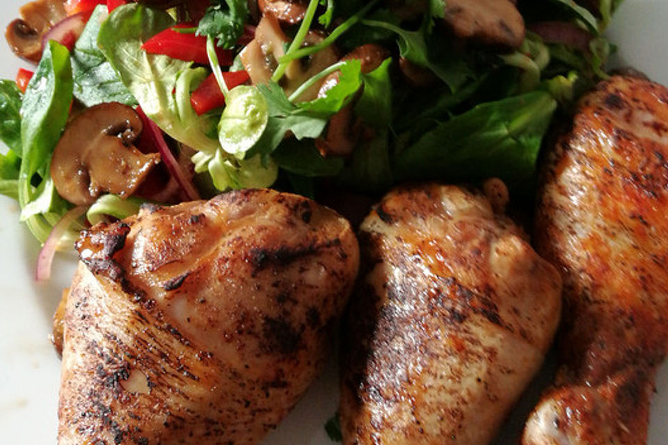 Hähnchenunterschenkel mit Honig-Mandel-Pilzen und asiatischem Feldsalat