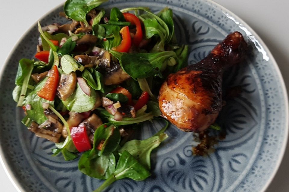 Hähnchenunterschenkel mit Honig-Mandel-Pilzen und asiatischem Feldsalat