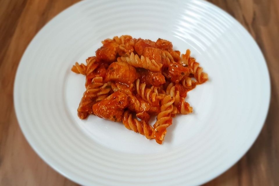 Nudeln mit Hähnchen und Kräuterbutter-Tomatensauce