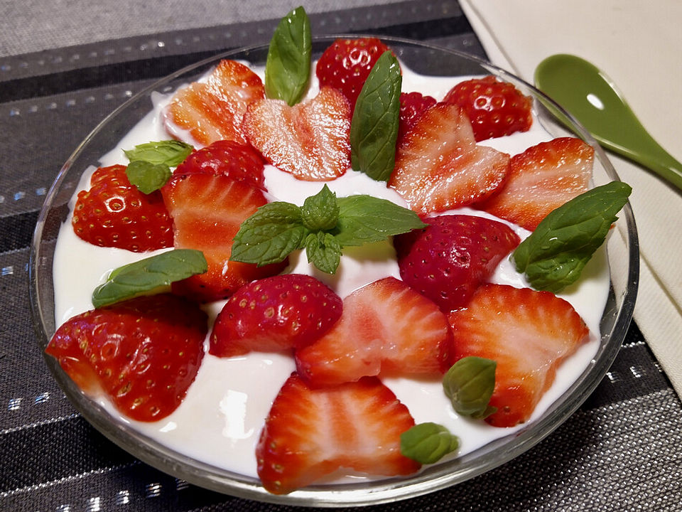 Erdbeeren auf Joghurt-Quark von movostu| Chefkoch