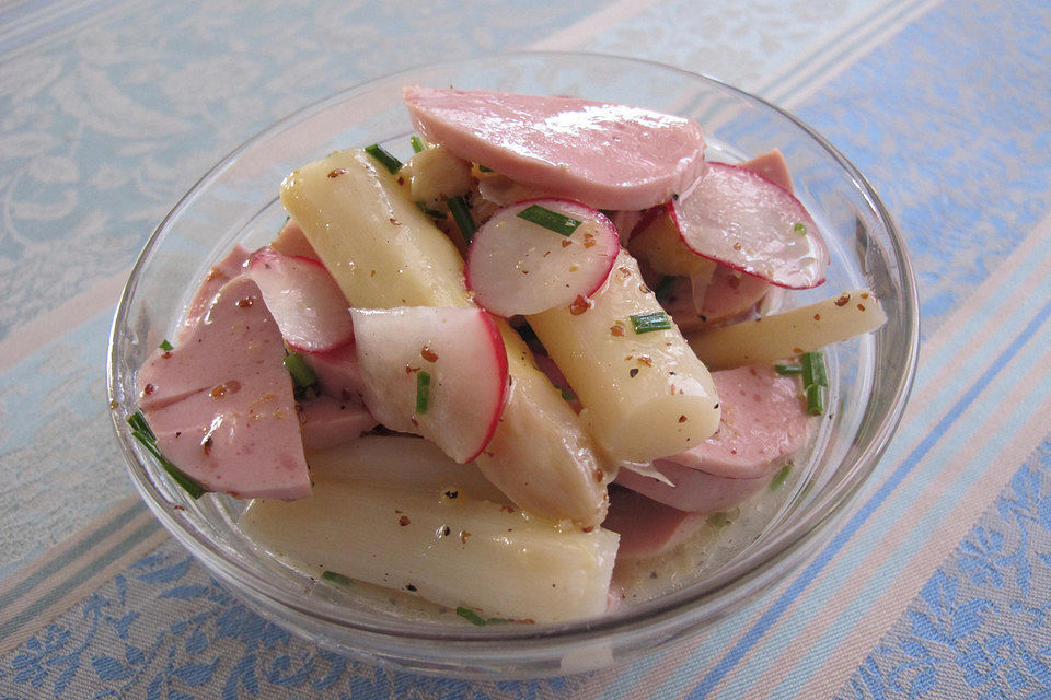 Spargel-Wurst-Salat mit Radieschen-Vinaigrette