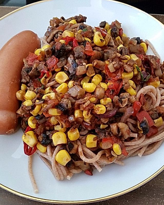Dinkelspaghetti mit Champignon-Mais-Sugo und Sauerländer Bockwurst
