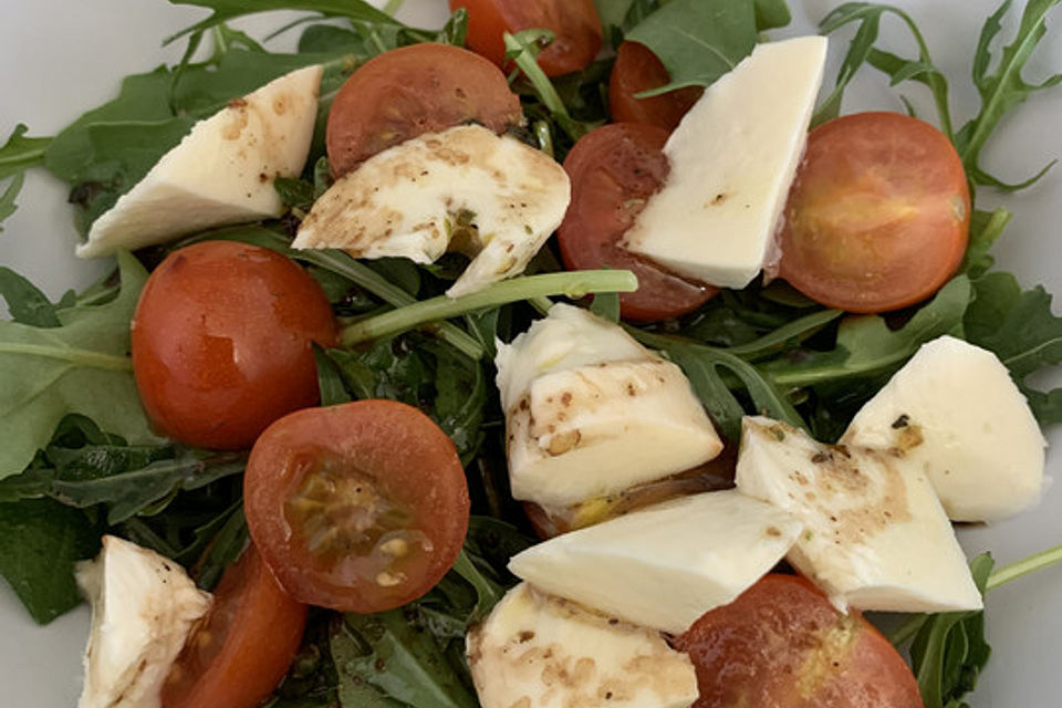 Tomaten-Mozzarella-Rucola-Salat