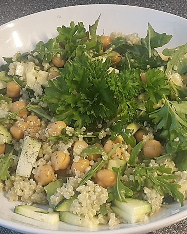 Quinoa-Salat mit Avocado-Joghurt-Dressing, Rucola und Kichererbsen