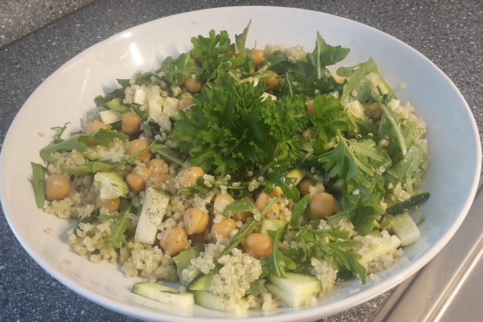 Quinoa-Salat mit Avocado-Joghurt-Dressing, Rucola und Kichererbsen