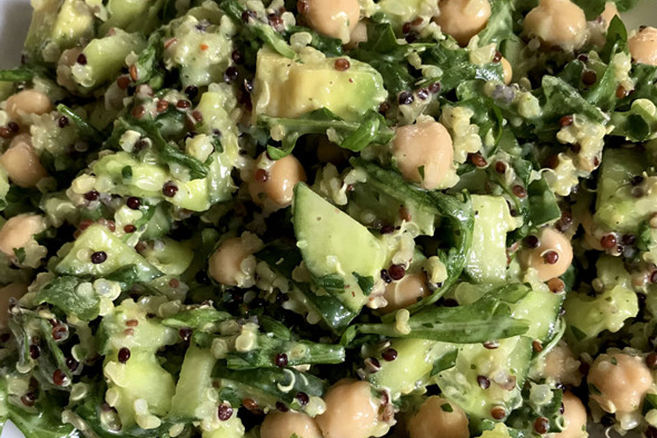 Quinoa-Salat mit Avocado-Joghurt-Dressing, Rucola und Kichererbsen