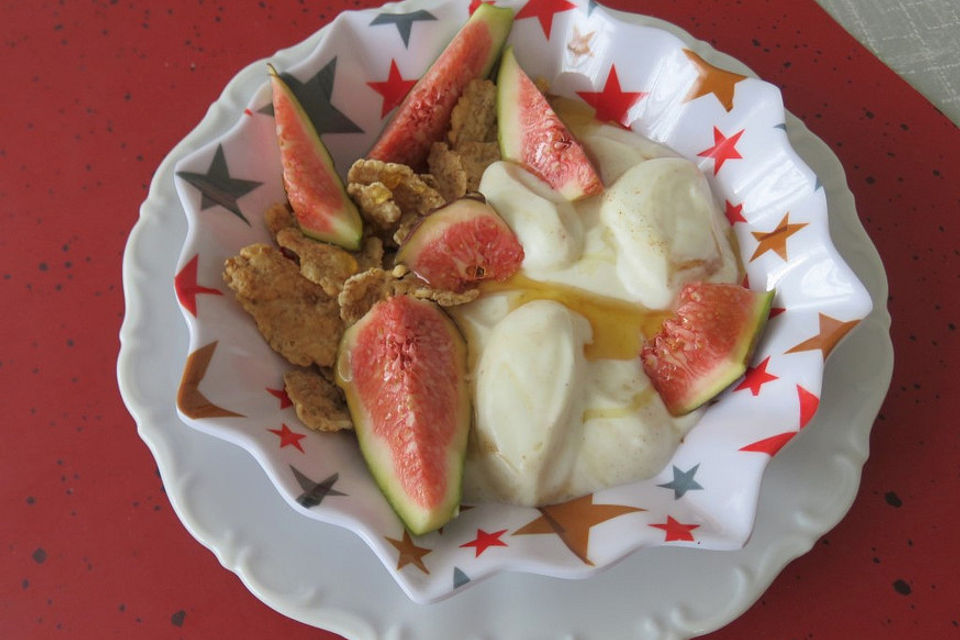 Feigen-Cornflakes mit Honig und Zimt