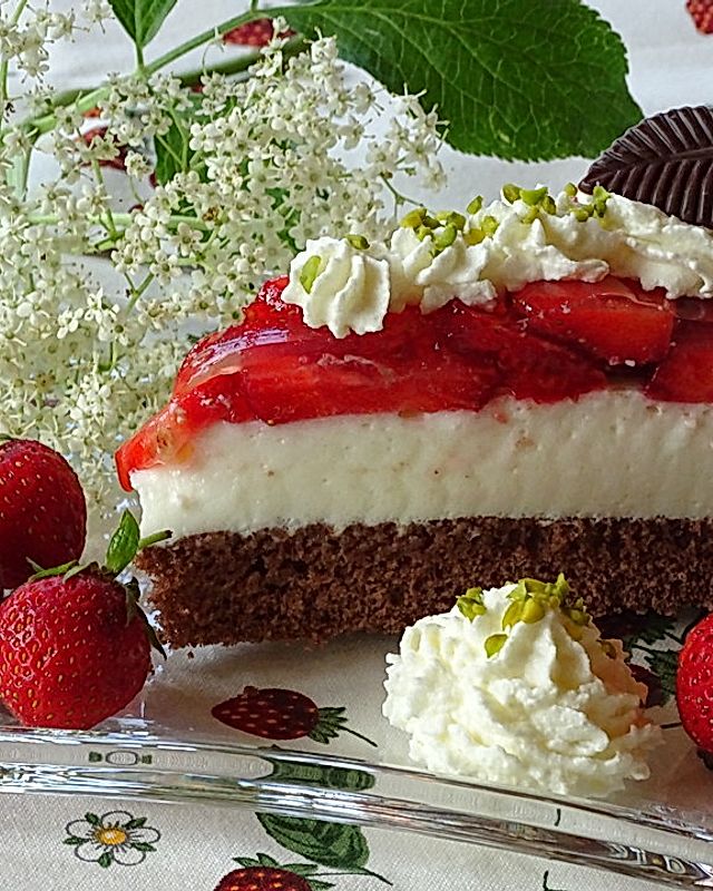 Holunderblütenmousse-Torte mit Erdbeeren