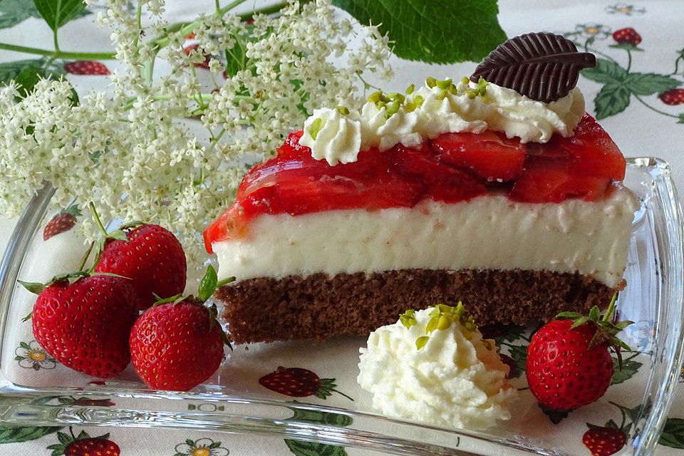 Holunderblütenmousse-Torte mit Erdbeeren