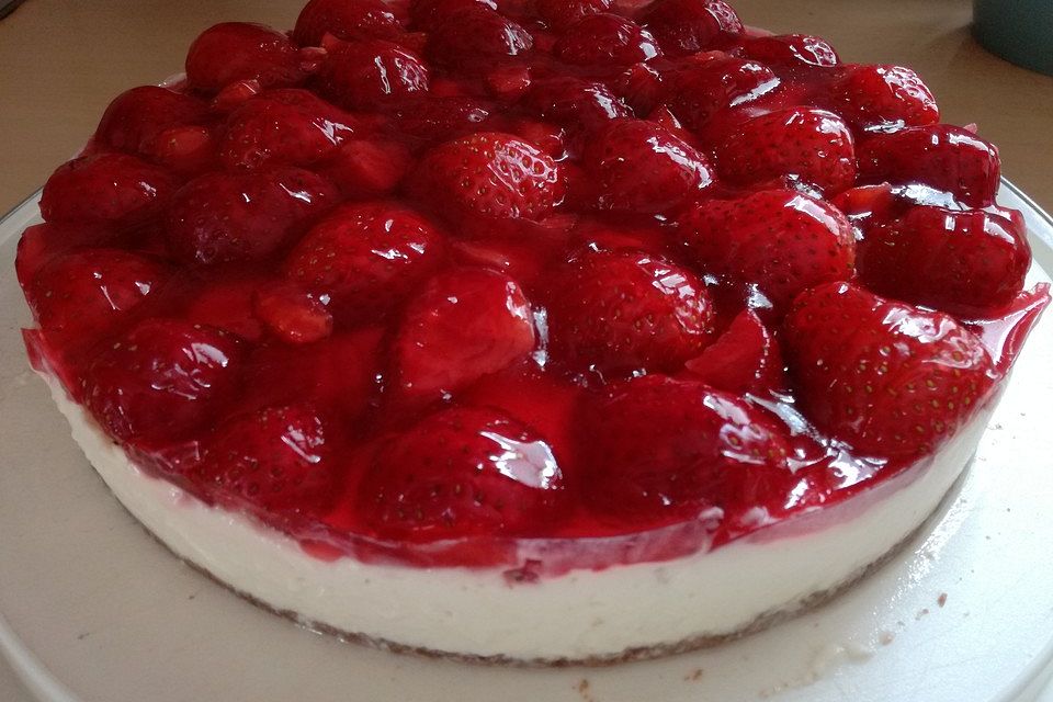 Holunderblütenmousse-Torte mit Erdbeeren