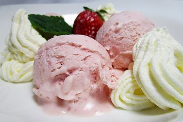 Weiße-Schokolade-Erdbeer-Eis