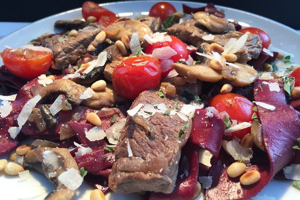 Drunken Pasta mit Rindfleisch, Champignons und Tomaten