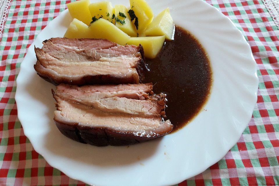 Schweinebauch mit Backpflaumen und Äpfeln